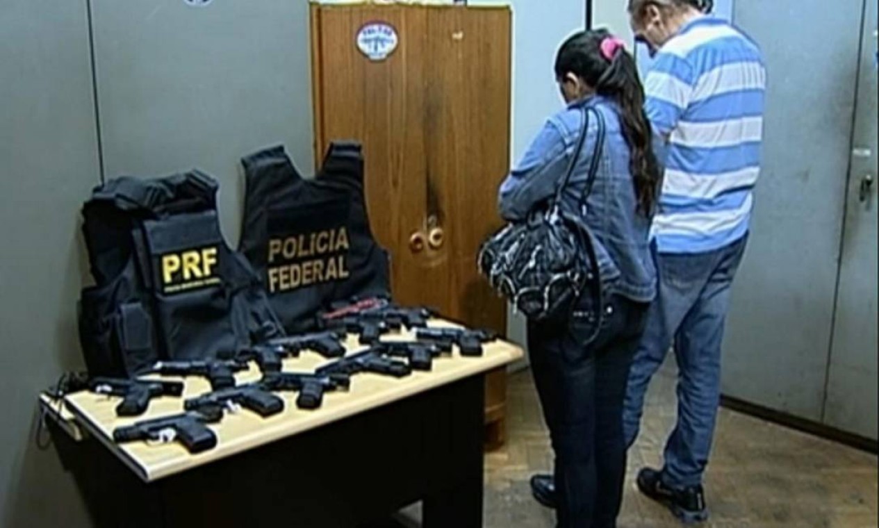 Casal de estrangeiros é preso 12 pistolas na Via Dutra Jornal O Globo