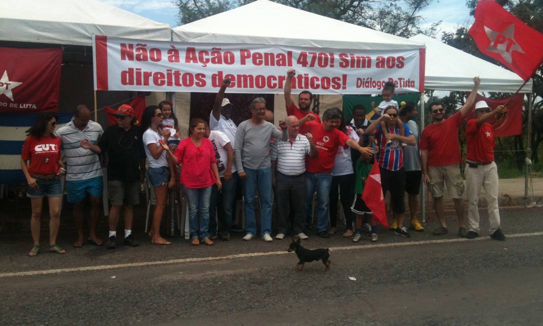 Militantes Do Pt Continuam Acampados Na Frente Do Pres Dio Da Papuda