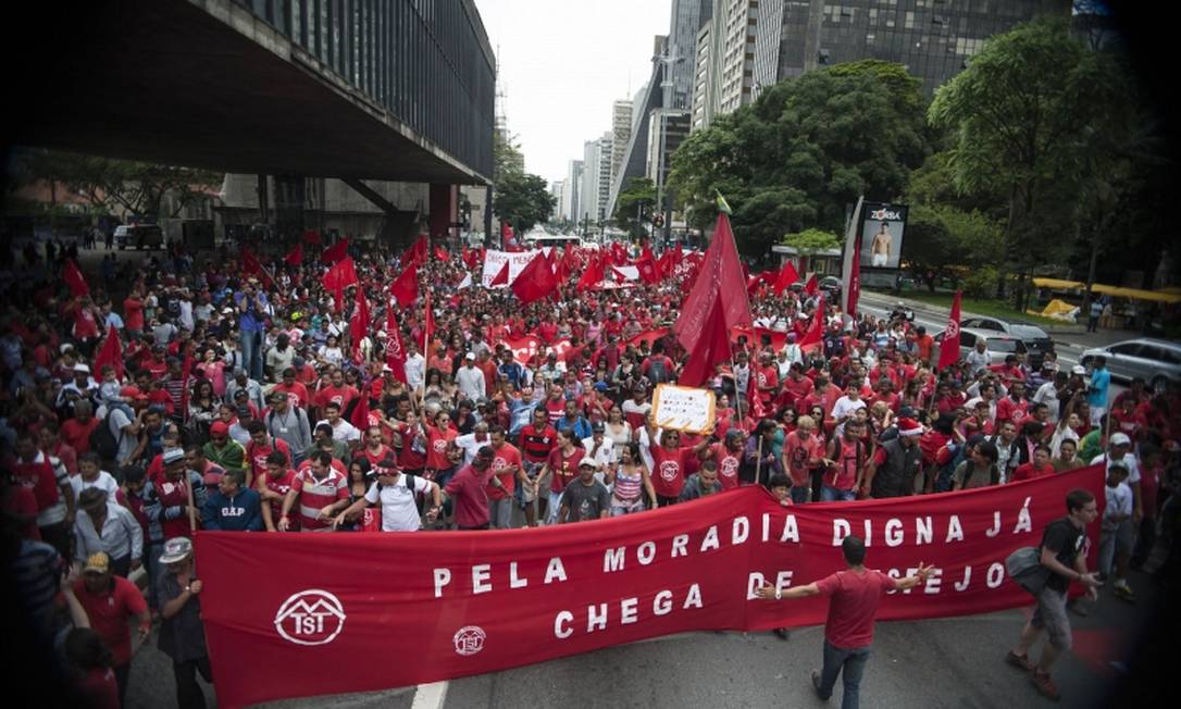 Integrantes do movimento dos sem teto fazem manifestação por moradias