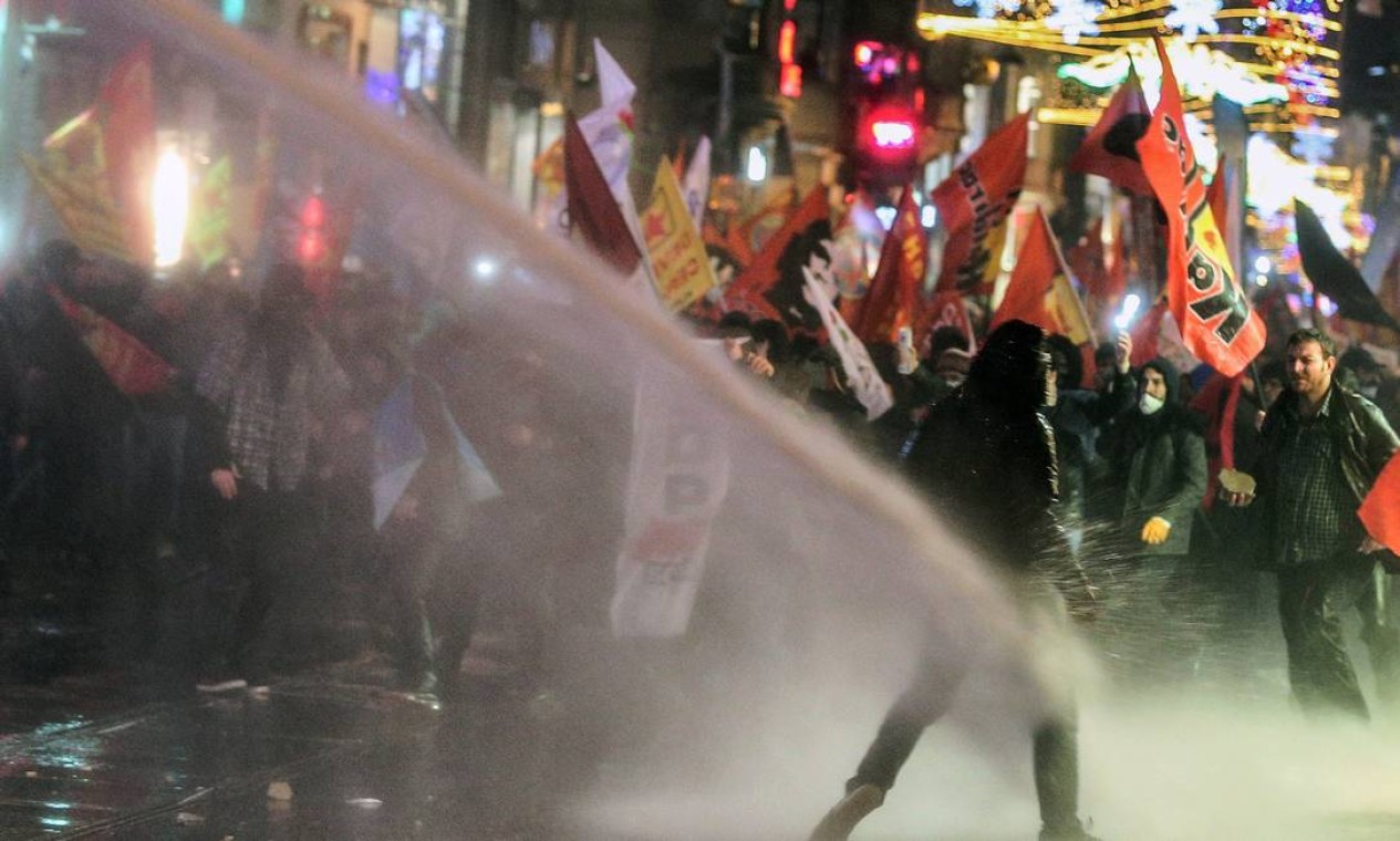 Turcos Protestam Contra Lei Que Fortalece O Controle Do Governo Sobre