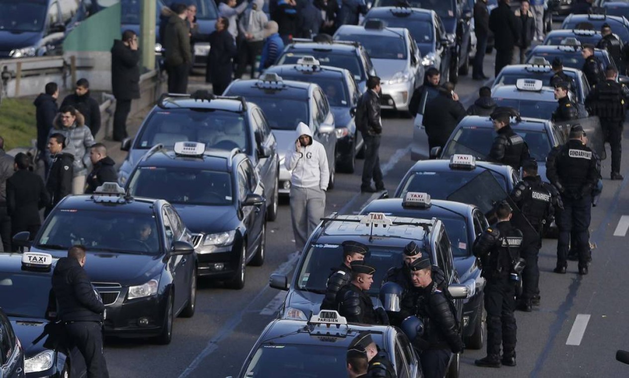 Taxistas Franceses Fazem Protesto Contra Servi Os Como O Uber Jornal