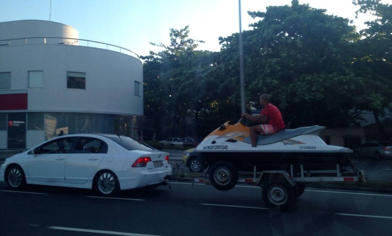 Homem é flagrado em cima de moto aquática rebocada na Barra Jornal O