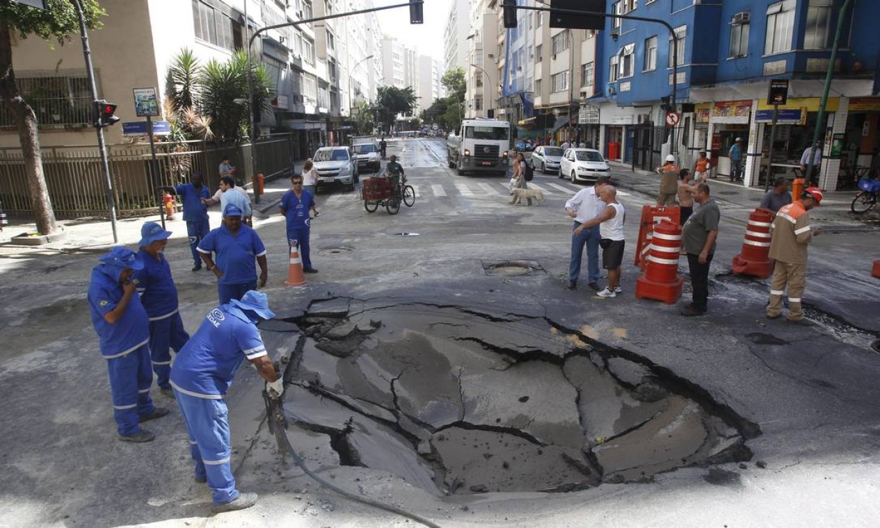 Vazamento Que Abriu Cratera Em Copacabana Alaga Portaria De Dois