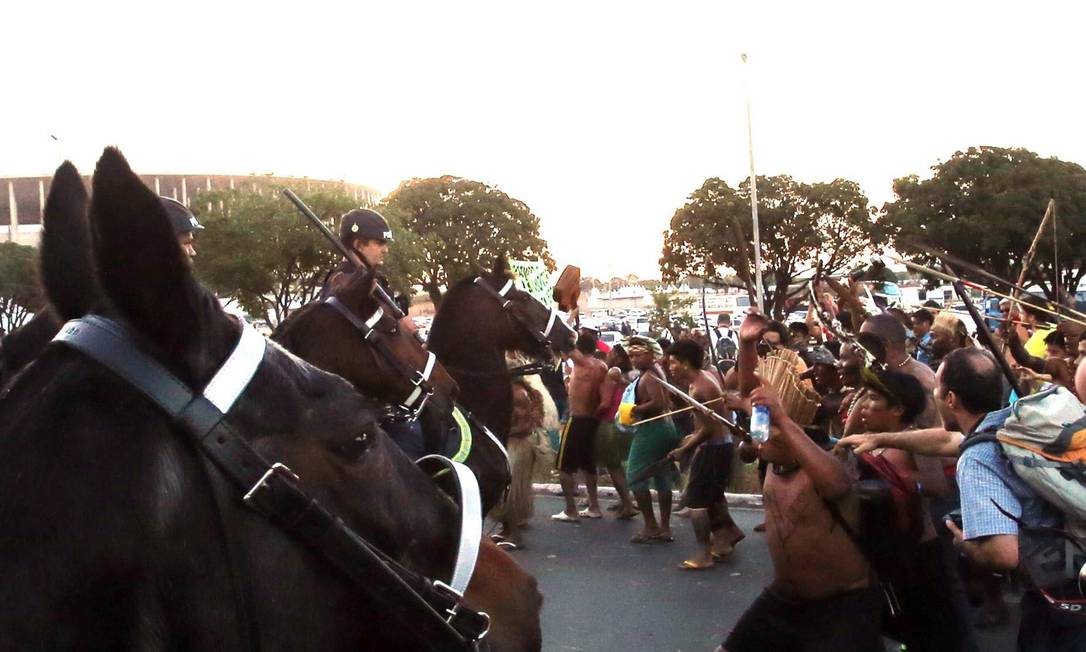 Ndios E Manifestantes Entram Em Confronto Policiais Em Bras Lia