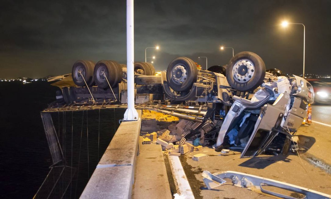 Acidente Entre Caminh O E Carro Deixa Tr S Pessoas Feridas Na Ponte Rio