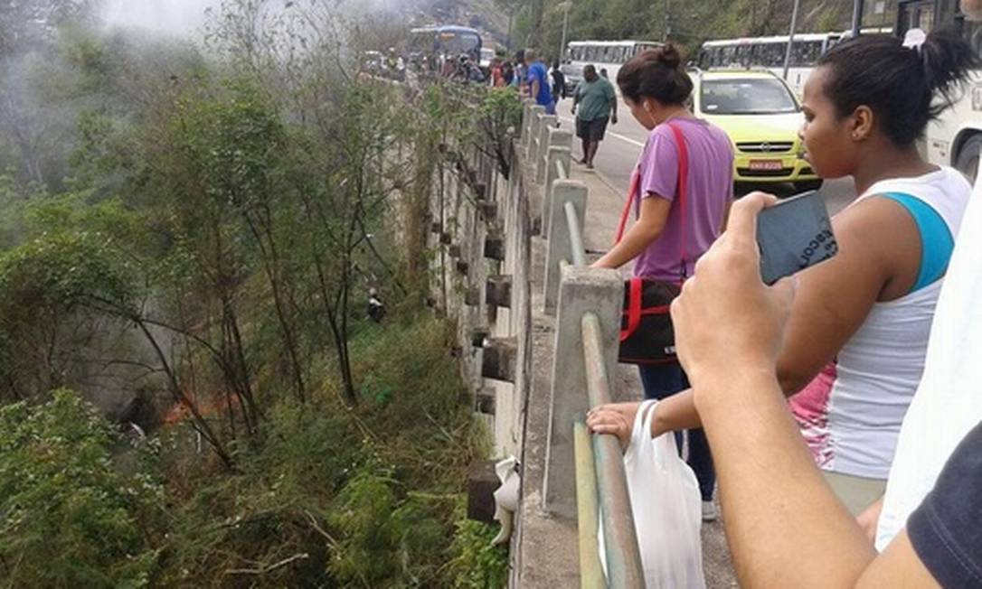 Mulher Morre Carbonizada Ap S Carro Cair Em Ribanceira E Pegar Fogo Na