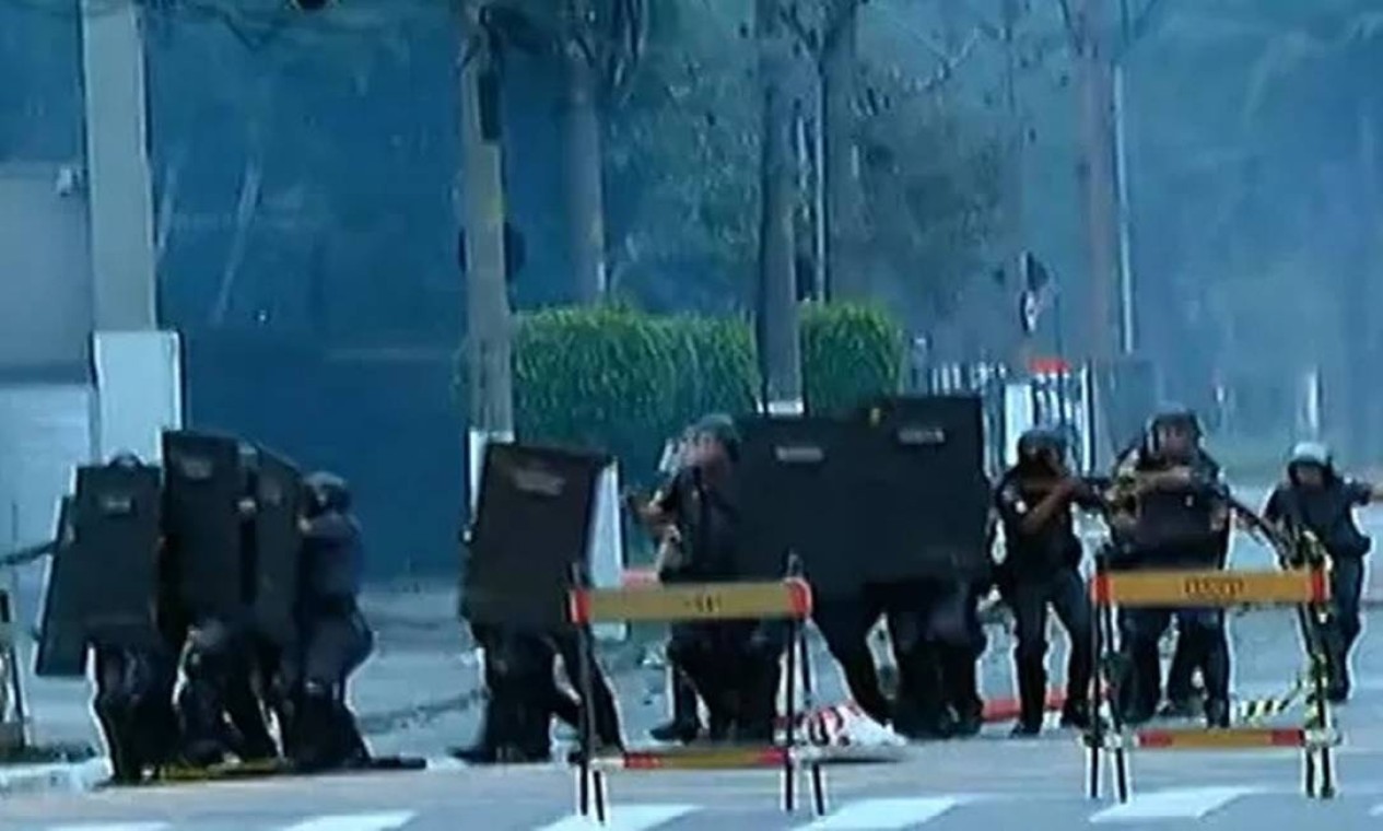 Manifestantes Da Usp Entram Em Confronto A Pol Cia Em Sp Jornal O