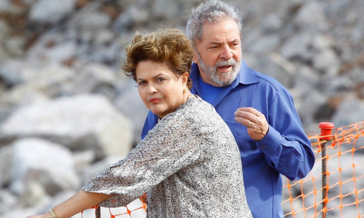 Dilma e Lula voltam a Brasília Teimosa bairro símbolo de programa de