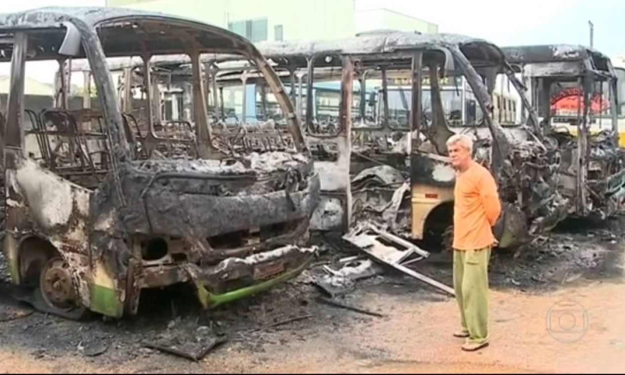 Circula O De Nibus Suspensa Depois De Ve Culos Serem Incendiados