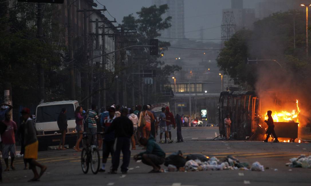 Dois ônibus são incendiados em protesto na zona norte de SP Jornal O