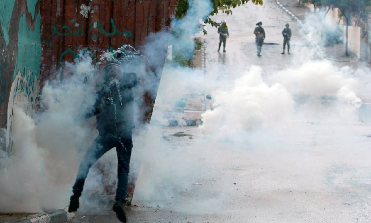 Ao menos oito palestinos ficam feridos em confrontos forças