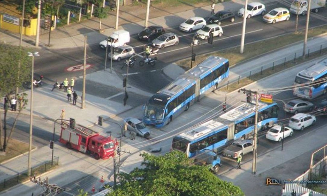 Carro Bate Em Nibus Do Brt E Deixa Um Ferido Na Estrada Dos