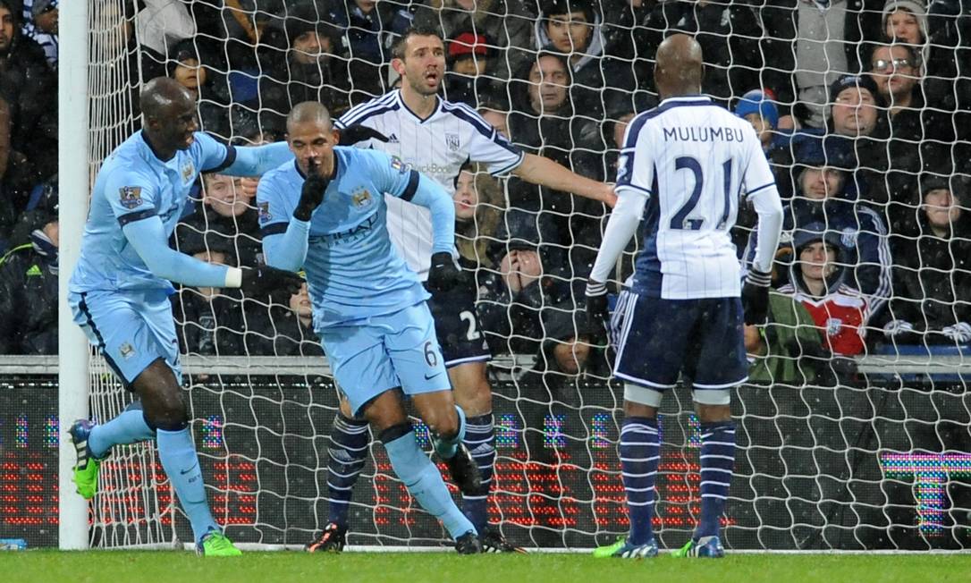 Manchester City E United Vencem E Continuam Na Persegui O Do Chelsea