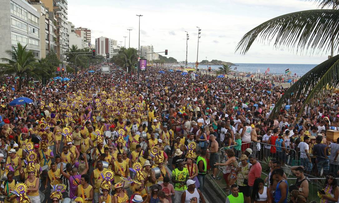 Desfile Do Simpatia Quase Amor Toma Conta Da Praia De Ipanema