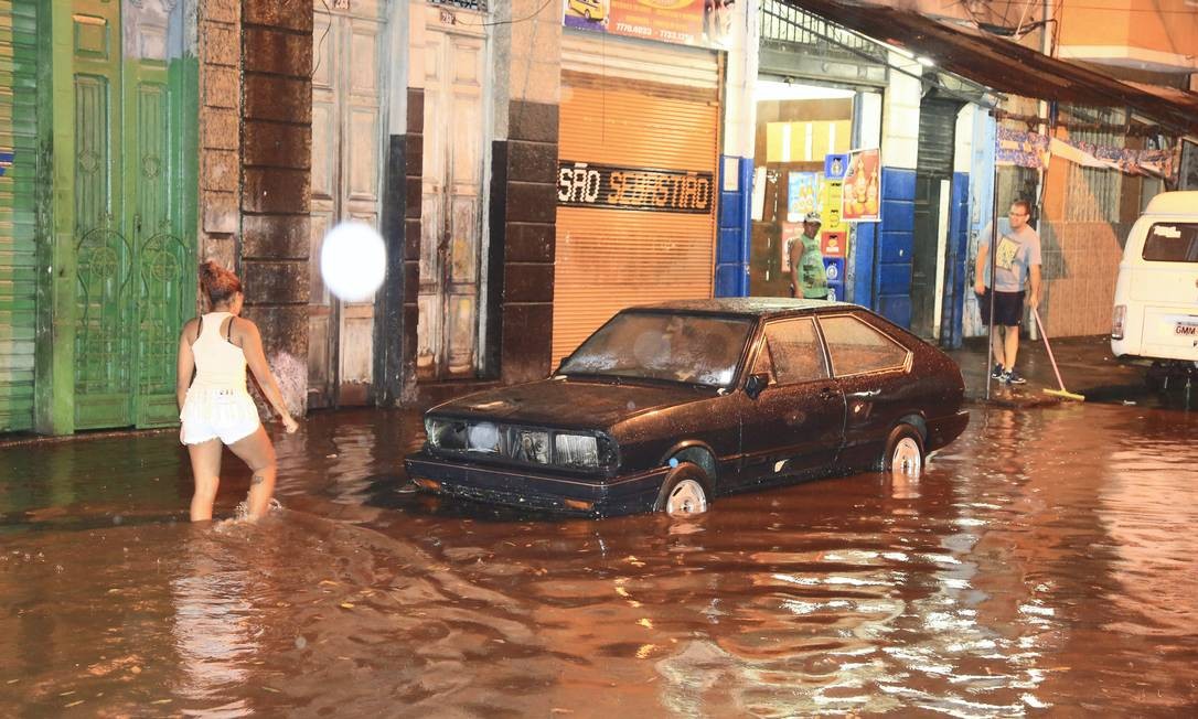 Chuva espalha lixo acumulado devido à greve de garis e provoca