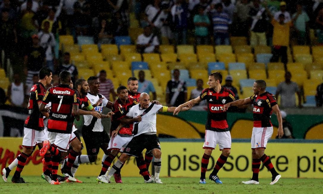 Árbitro de Flamengo e Vasco relata agressões em briga generalizada no