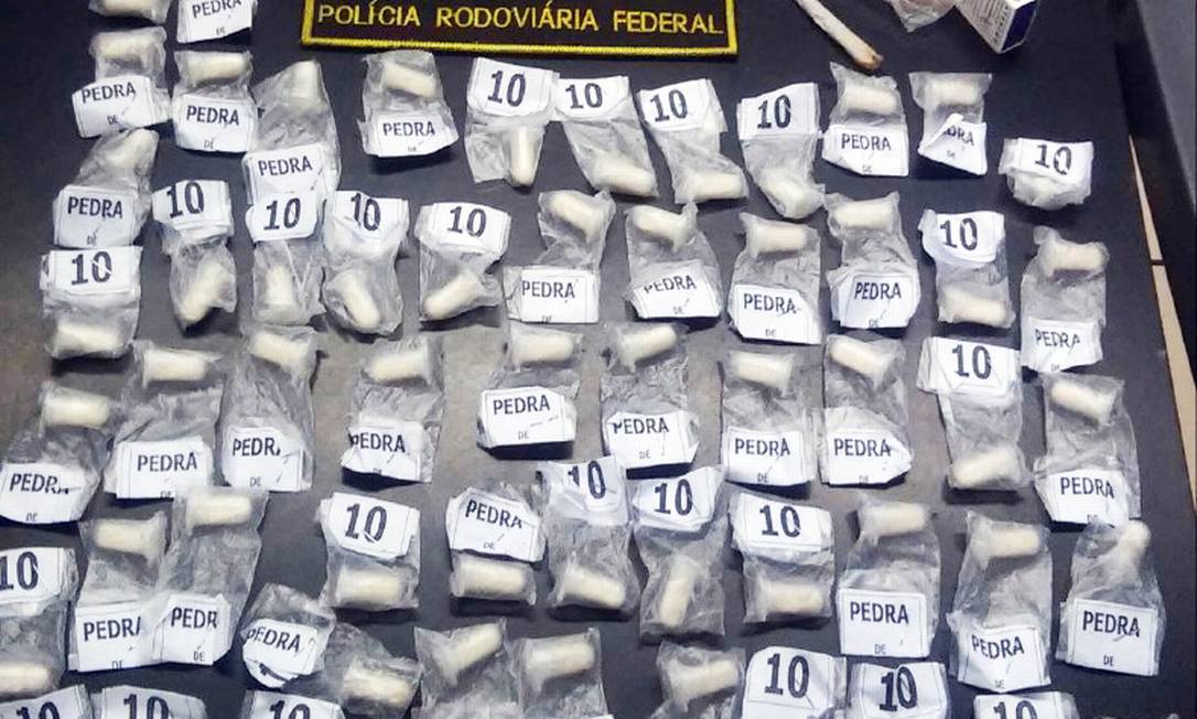 Polícia Rodoviária Federal recupera carro e apreende 59 pinos de