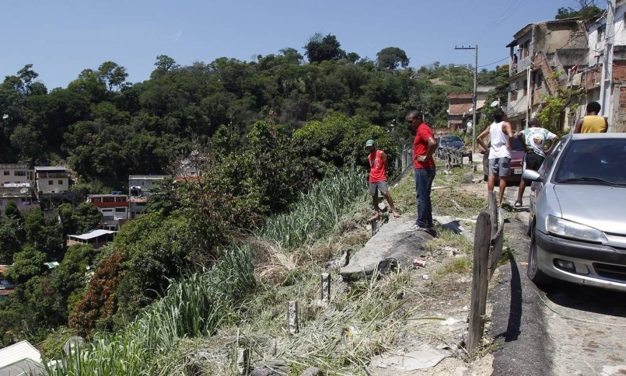 Fam Lias Vivem Em Reas Condenadas Pela Defesa Civil No Morro Do Bumba