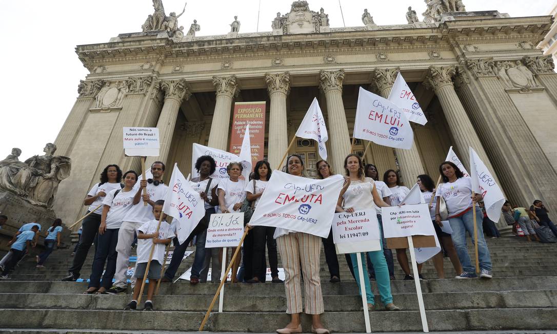 Pais de alunos do CAp Uerj e da Faetec fazem apitaço durante protesto