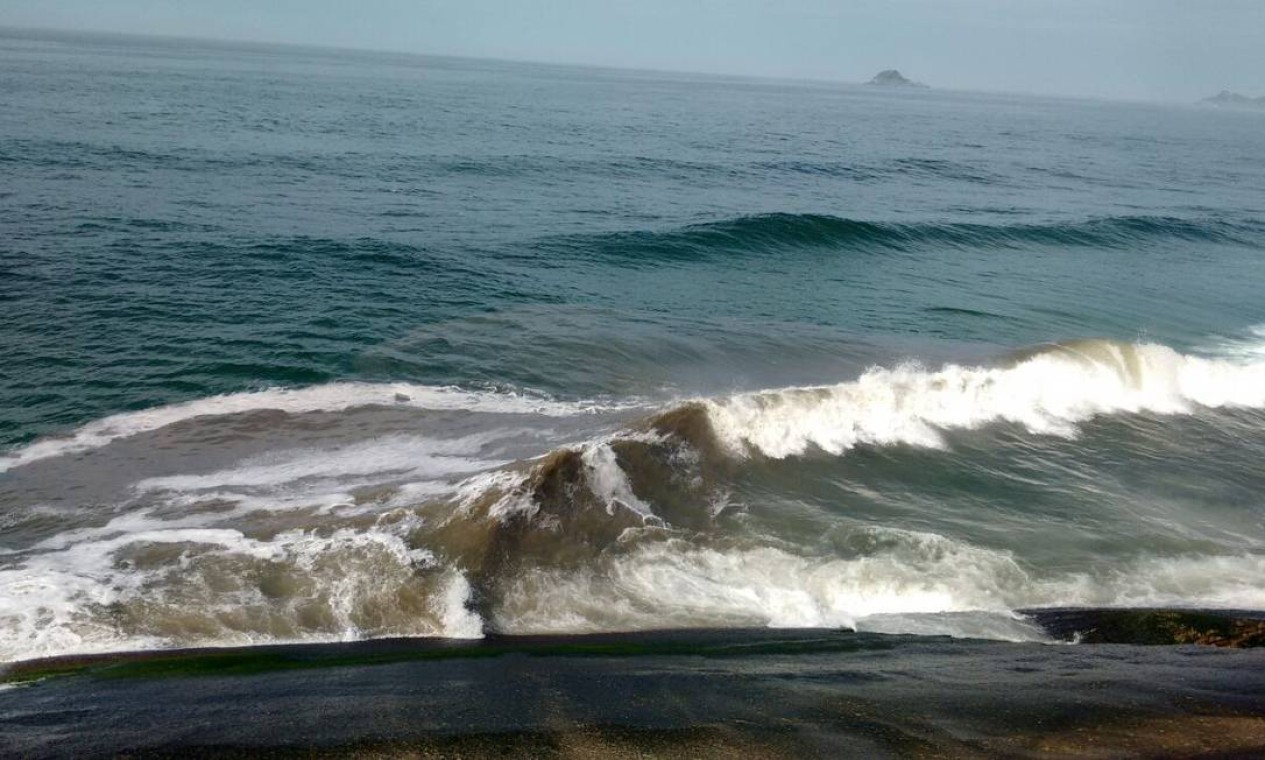 Tubulação da Cedae se rompe e cachoeira de esgoto cai do costão da