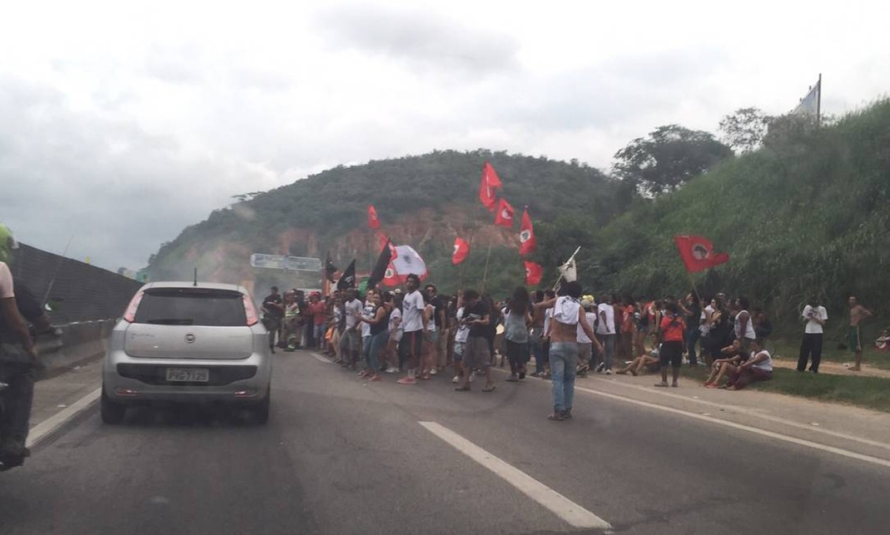 Manifestantes liberam a Rodovia Presidente Dutra no sentido São Paulo