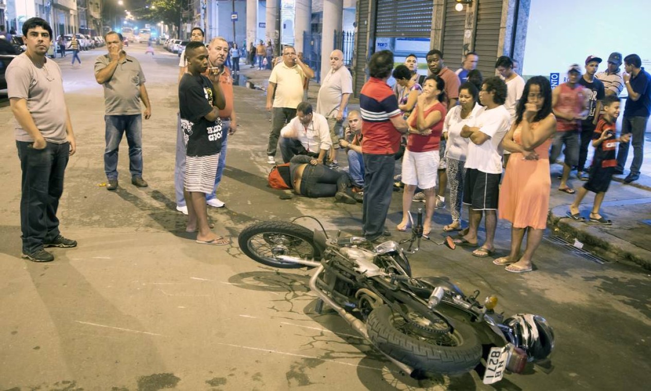 Motorista Anda Na Contram O No Centro Atropela Dois Motociclistas E