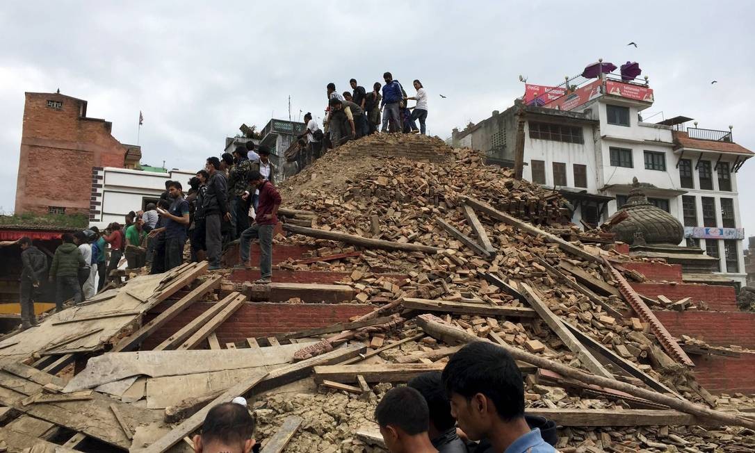 Terremoto No Nepal Deixa Mais De 1 800 Mortos Jornal O Globo