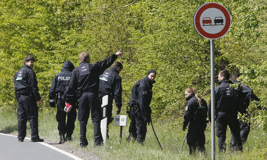 Pol Cia Alem Prende Casal Suspeito De Planejar Ataque Perto De