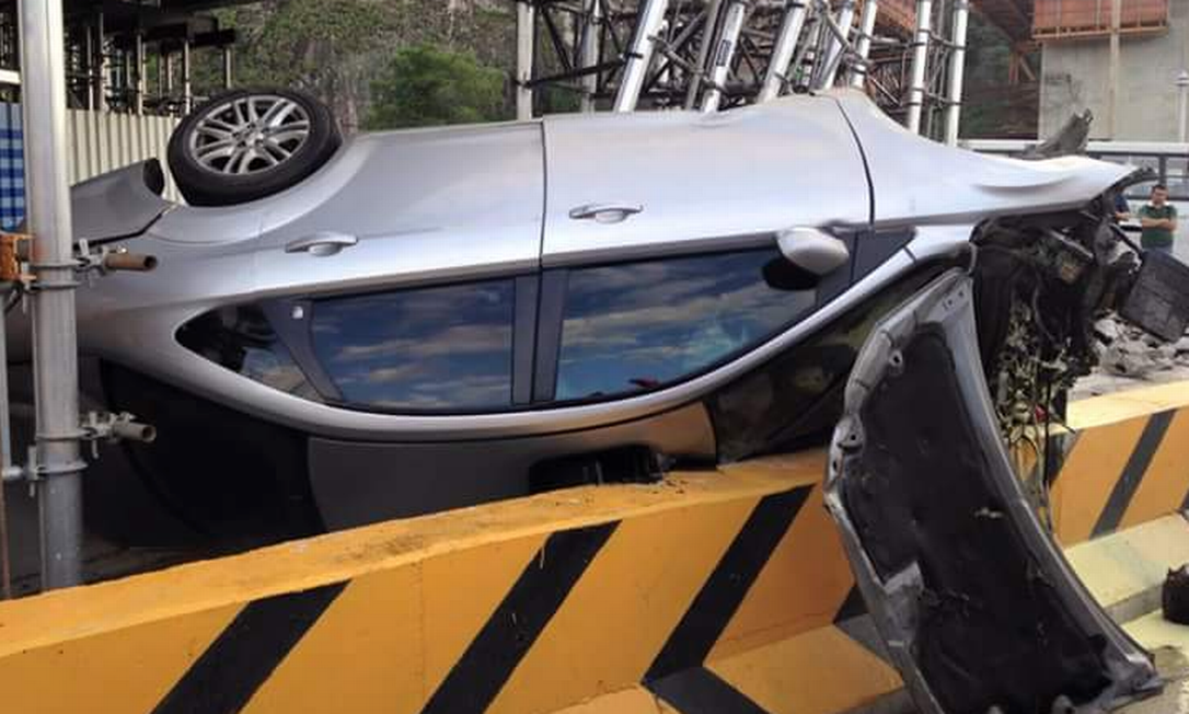 Carro Capota E Deixa Uma Pessoa Ferida Na Avenida Ministro Ivan Lins