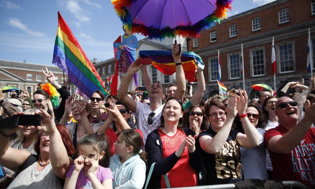 Irlanda se torna o primeiro país do mundo a legalizar o casamento gay