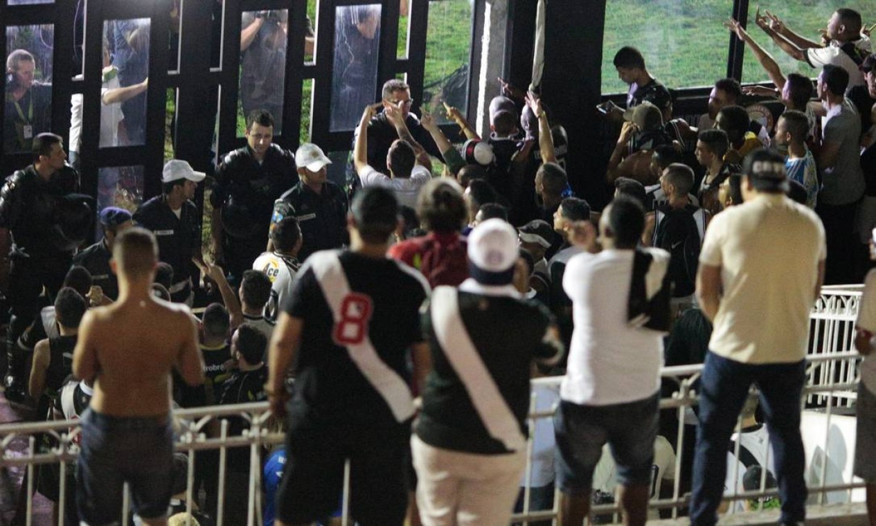 Vasco Punido Perda De S Um Mando De Campo Por Morteiro