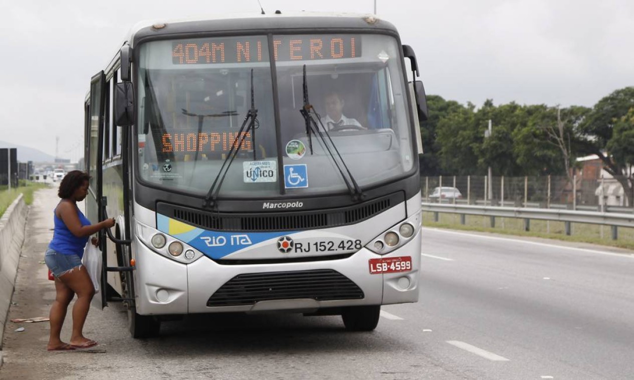 Passageiros de ônibus reclamam da falta de abrigos na BR 101 Jornal O