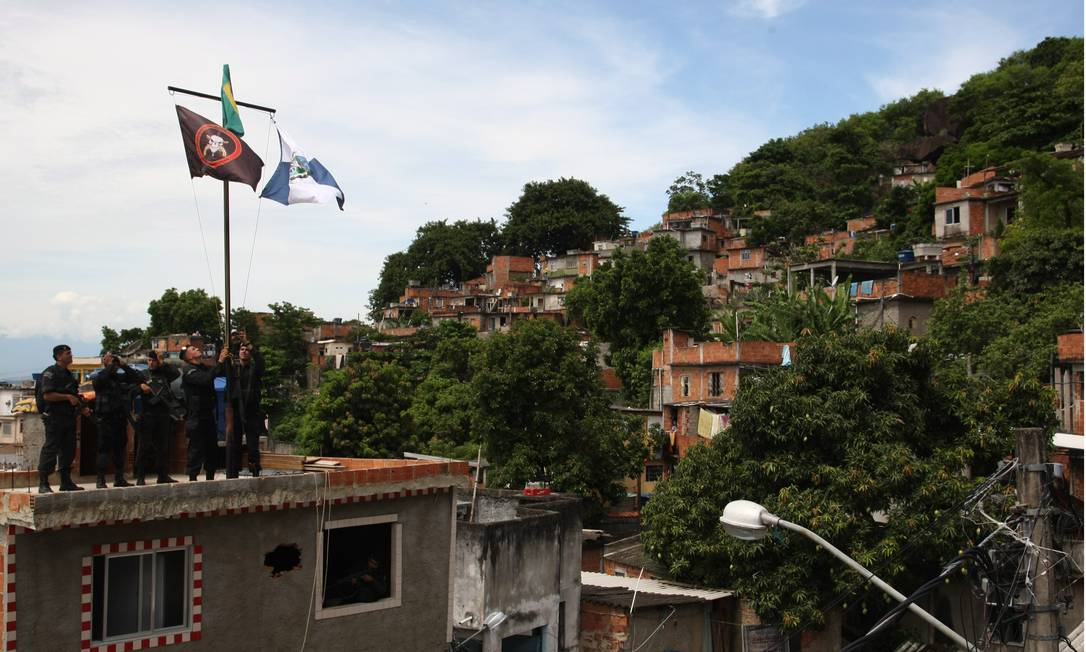 Policial De Upp Baleado Ap S Confronto No Morro S O Jo O No Engenho