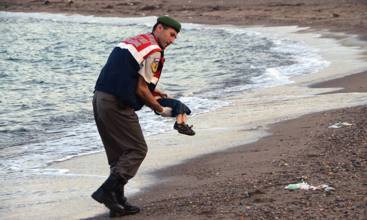 Foto de criança morta em praia turca torna se símbolo de crise