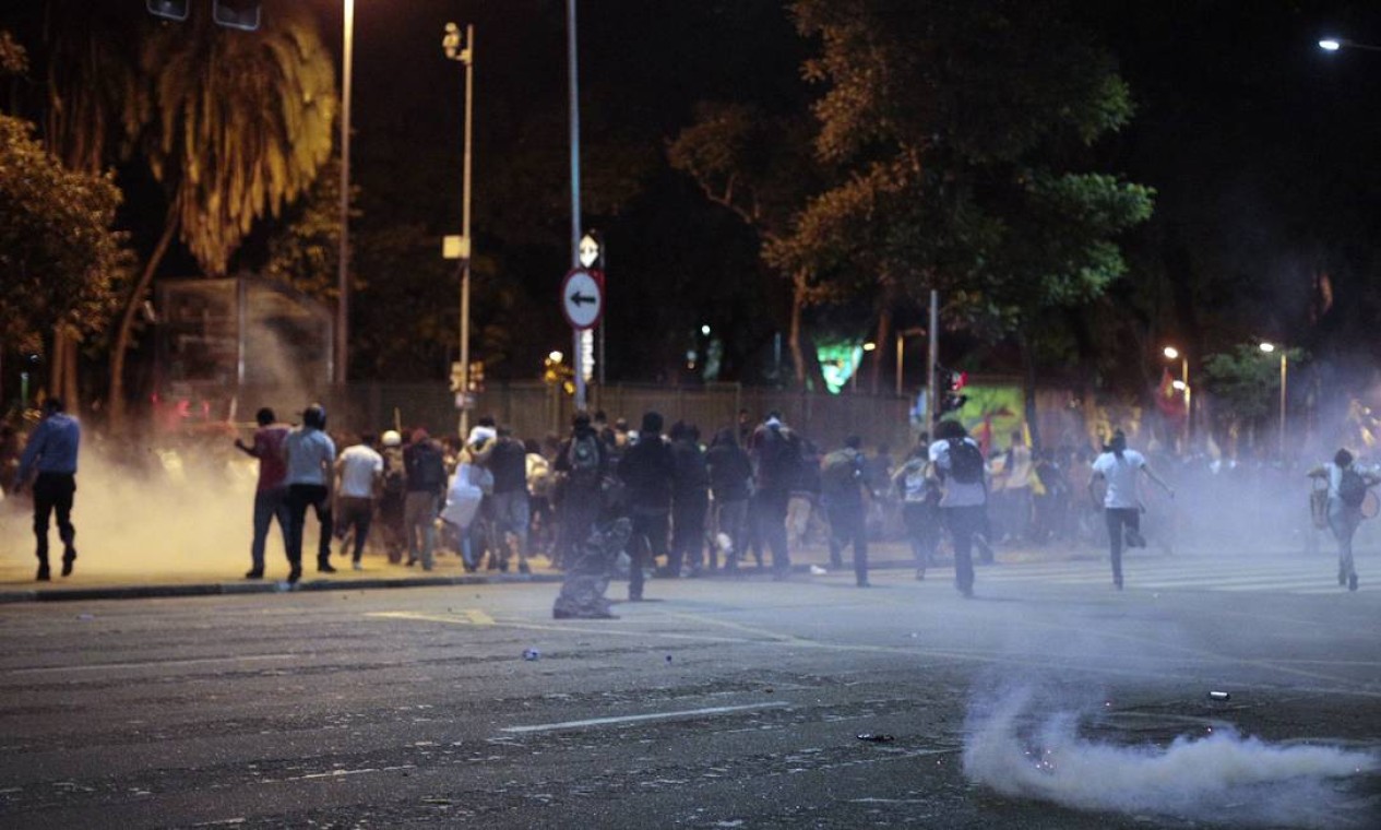 Polícia usa bombas para dispersar ato contra tarifa em SP Jornal O Globo