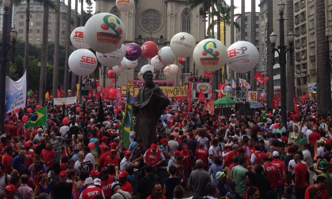 Manifestantes Fazem Ato Contra Impeachment Na Pra A Da S Em Sp