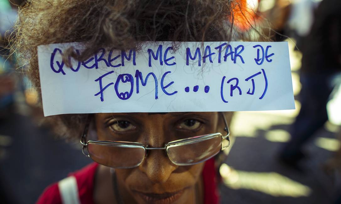 Funcionários do Detran entram em greve e fazem protesto no Centro