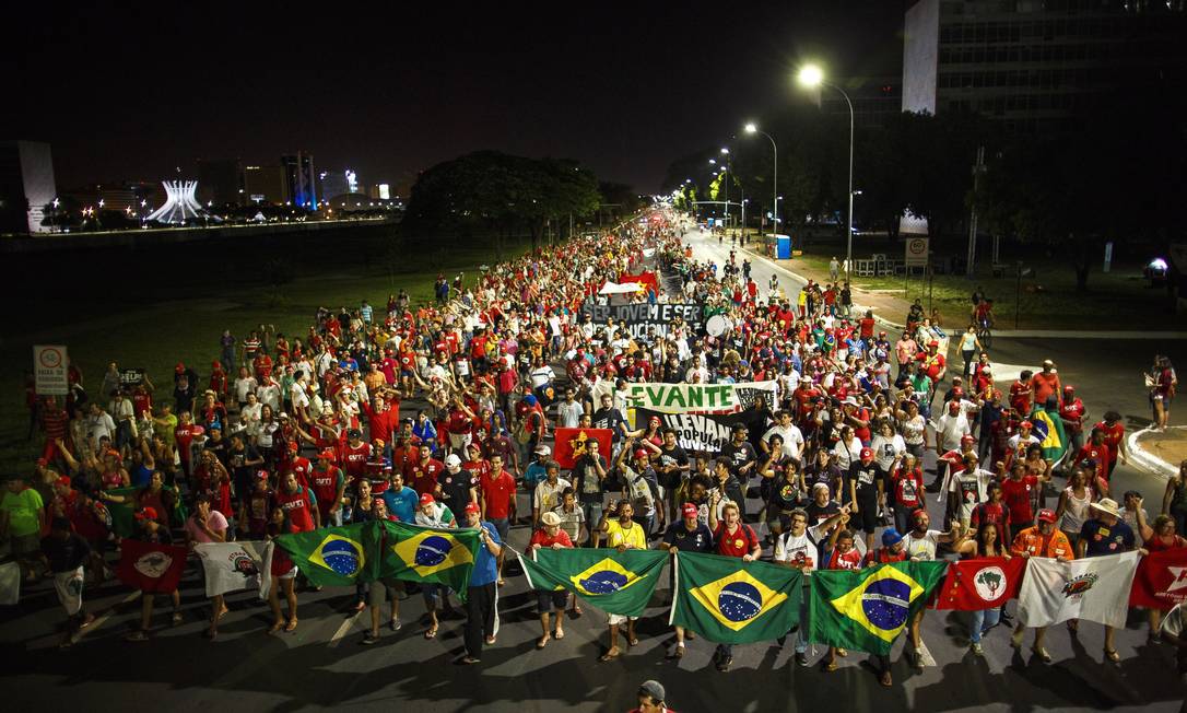 Manifestantes Pr E Contra O Impeachment Fazem Ato Na Esplanada