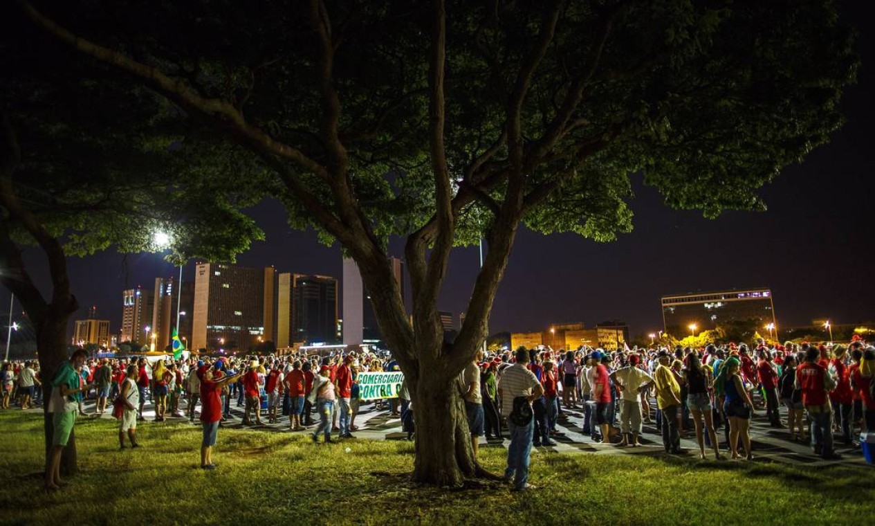 Manifestantes pró e contra o impeachment fazem ato na Esplanada