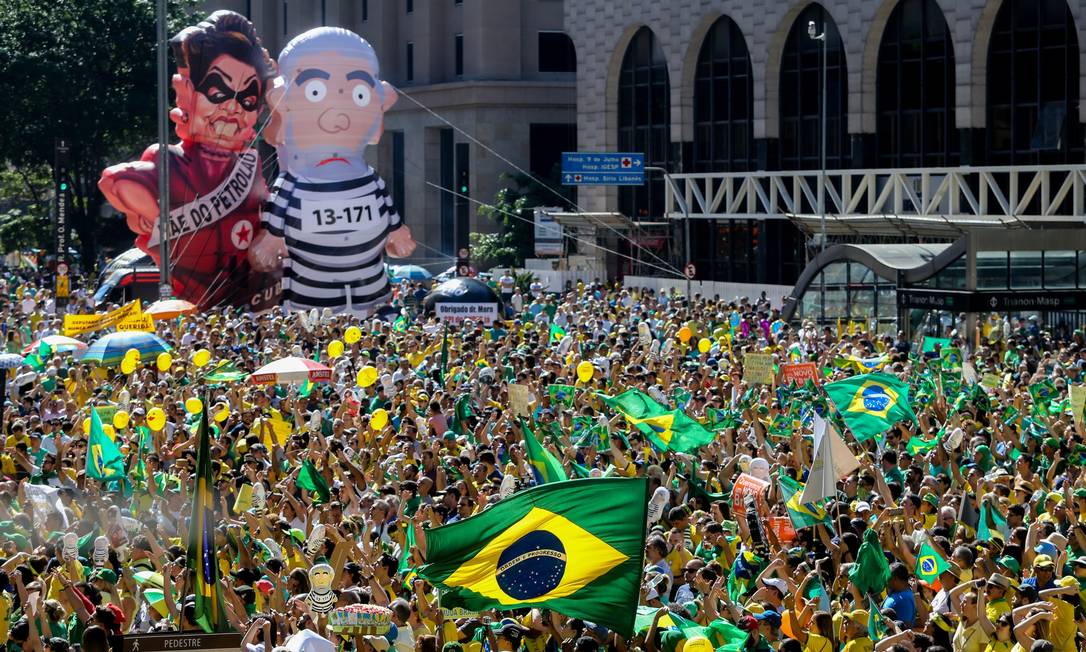 Manifestantes contra impeachment se reúnem no Anhangabaú Jornal O Globo