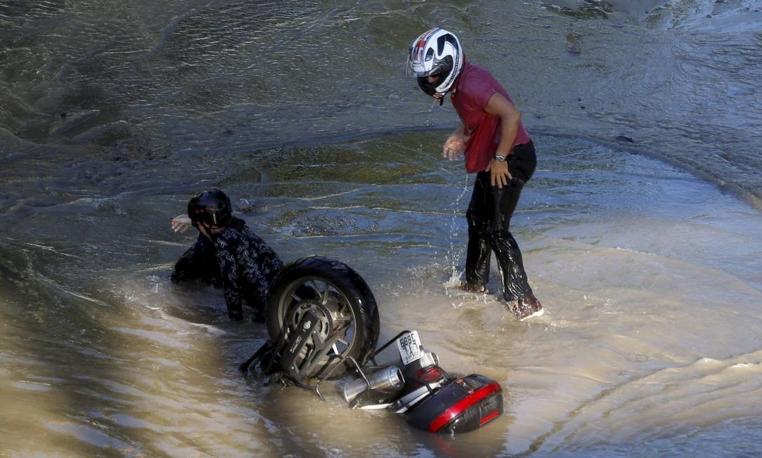 Casal Enfrenta Alagamento E Cai De Moto Em Buraco Na Radial Oeste