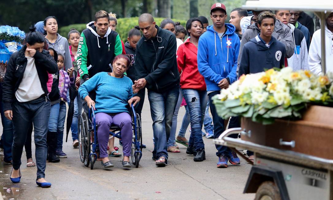 Em clima de revolta menino morto por policiais é enterrado em SP