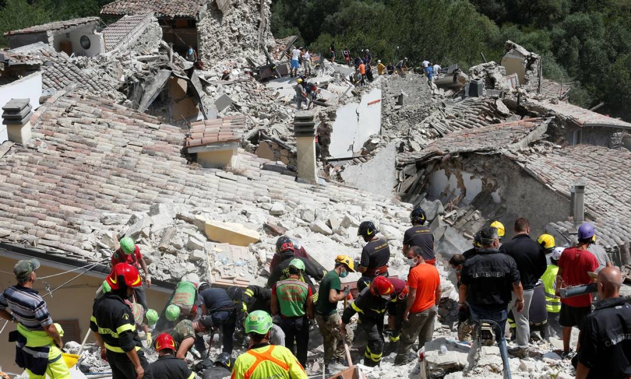 Refugiados atuam como voluntários na busca de vítimas de terremoto na