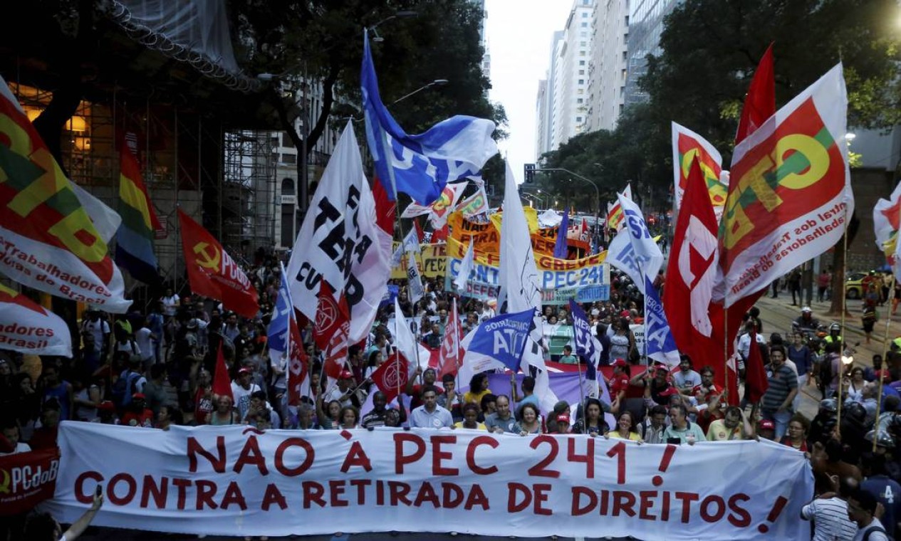 Manifestantes Protestam Contra A Pec Dos Gastos No Centro Do Rio