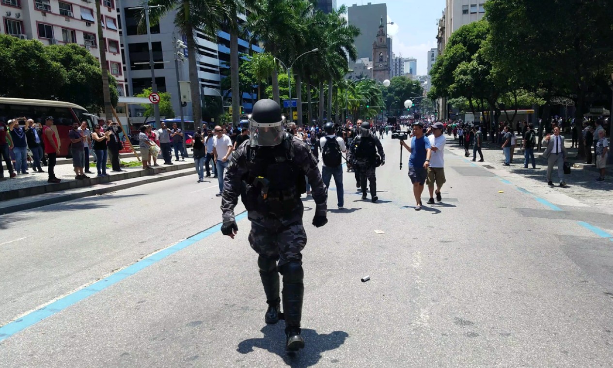 Pms Do Batalh O De Choque Que Se Juntaram A Manifestantes S O Presos