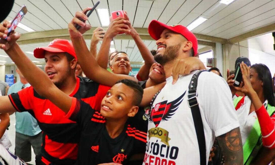 R Mulo Recebido Festa Pela Torcida Do Flamengo No Rio Jornal O