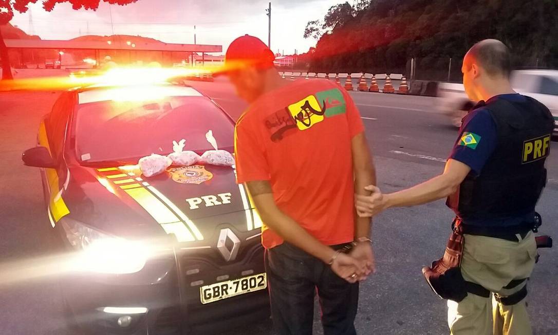 Motorista Preso Quase Pinos De Coca Na Em Rodovia No Rio