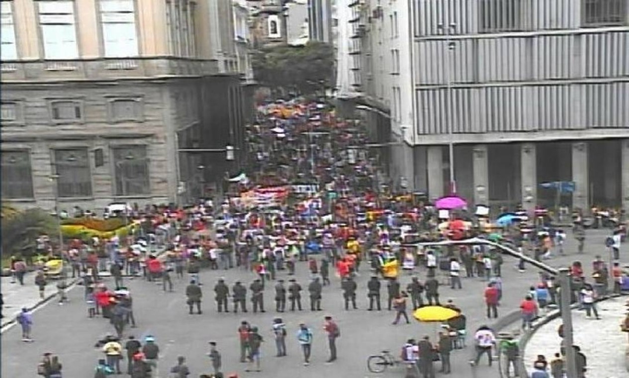 V Deo Manifestantes E Policiais Se Enfrentam No Centro Do Rio Jornal