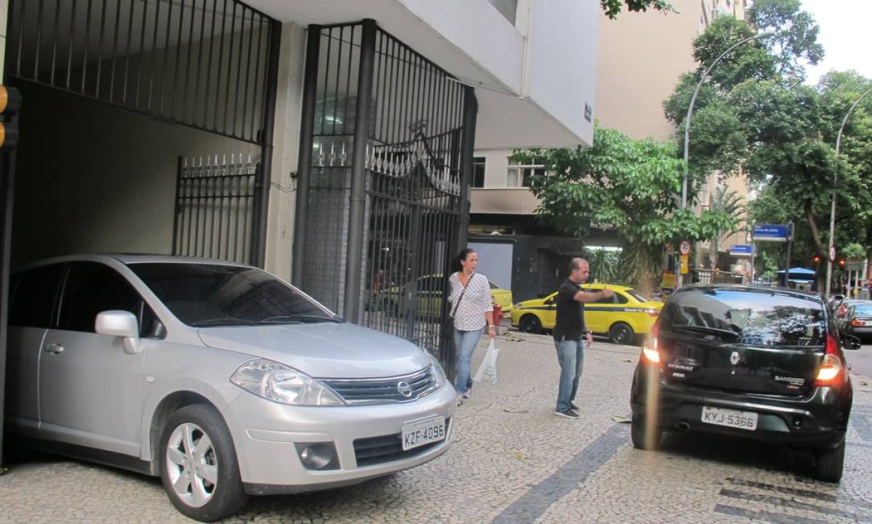 Ve Culos De Pr Dio Em Copacabana S O Multados Por Manobrar Na Rua