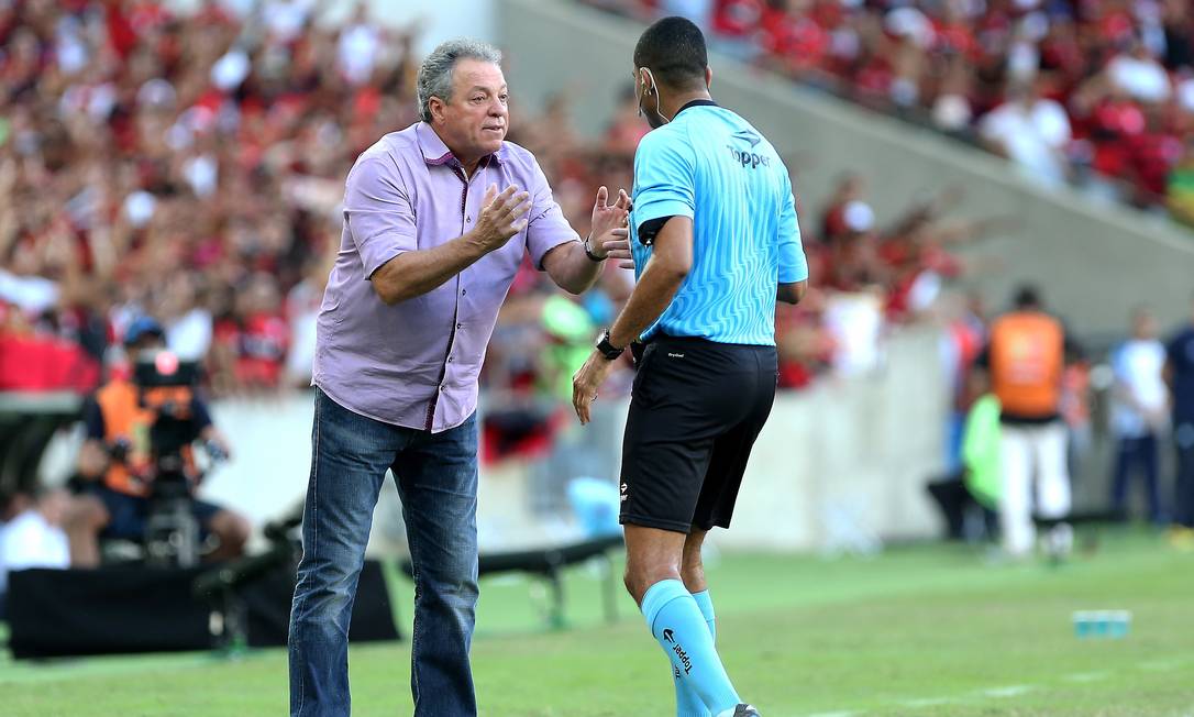 Abel exalta atuação e Flu reclama de falta em Henrique no empate do Fla